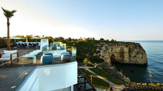 SKY BAR CARVOEIRO, UM WINTER BAR NO TOPO DO ATLÂNTICO QUE AQUECE A ALMA