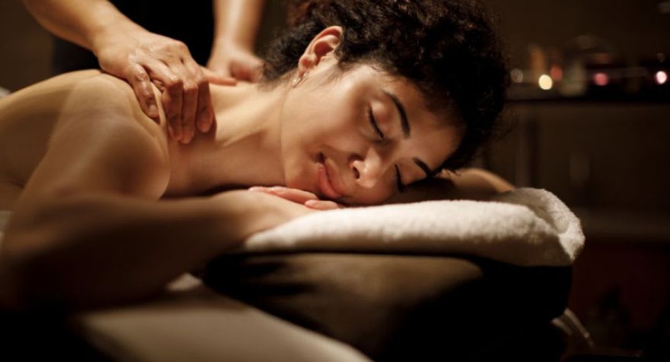 mulher recebendo massagem 