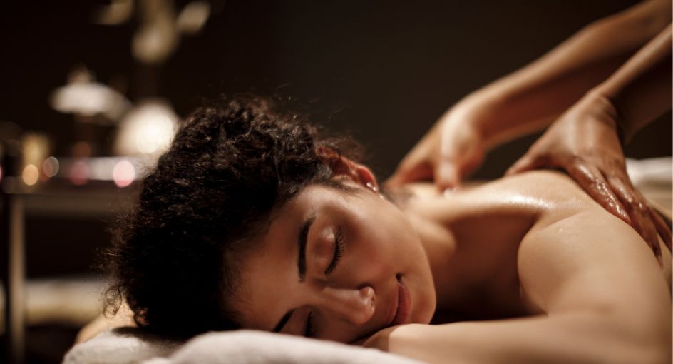 Mulher realizando massagem no Anantara Spa São Paulo localizado no Tivoli Mofarrej São Paulo 