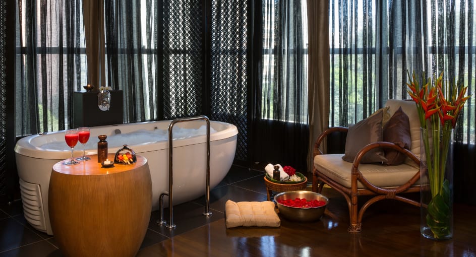 Quarto do Anantara Spa com banheira de imersão, poltronas e bacia para escalda pés.
