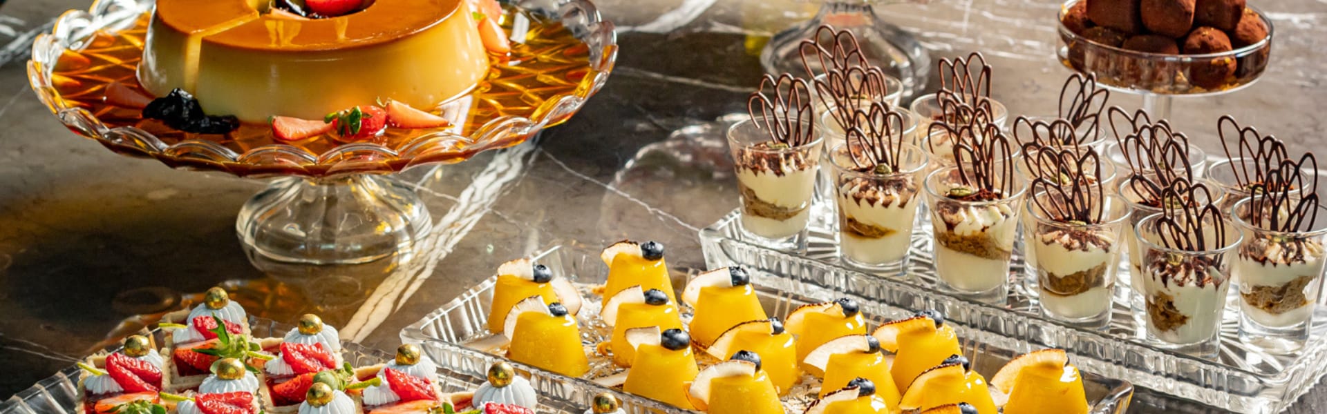 Mesa de doces do Brunch do Must Restaurante do Tivoli Mofarrej, com quindin, pudim, tortinha de morango, brigadeiro e tiramissu