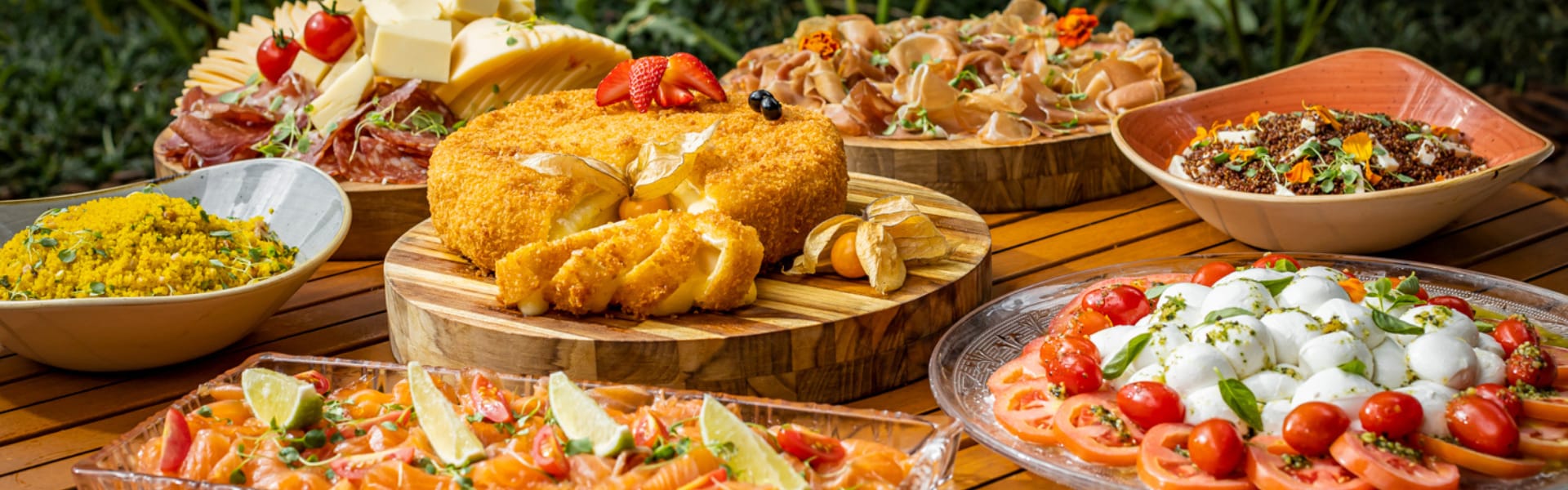 Mesa de queijos e frios do Brunch do Must Restaurant (hotel Tivoli Mofarrej), com carpaccio de salmão, presunto parma, mussarela de búfala, queijo brie empanado, e outros queijos e itens
