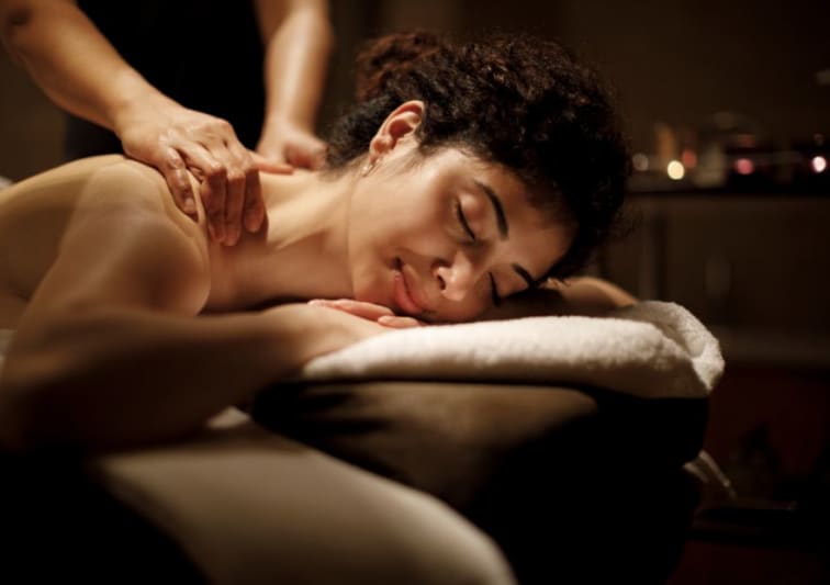 mulher recebendo massagem 