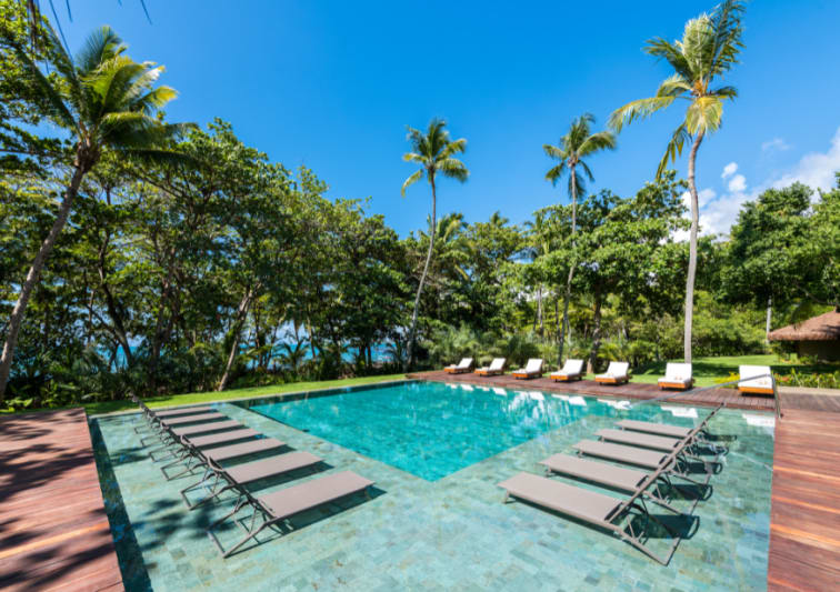 Imagem com paisagem na Praia do Forte, e Tivoli Ecoresort com suas piscinas e coqueiros