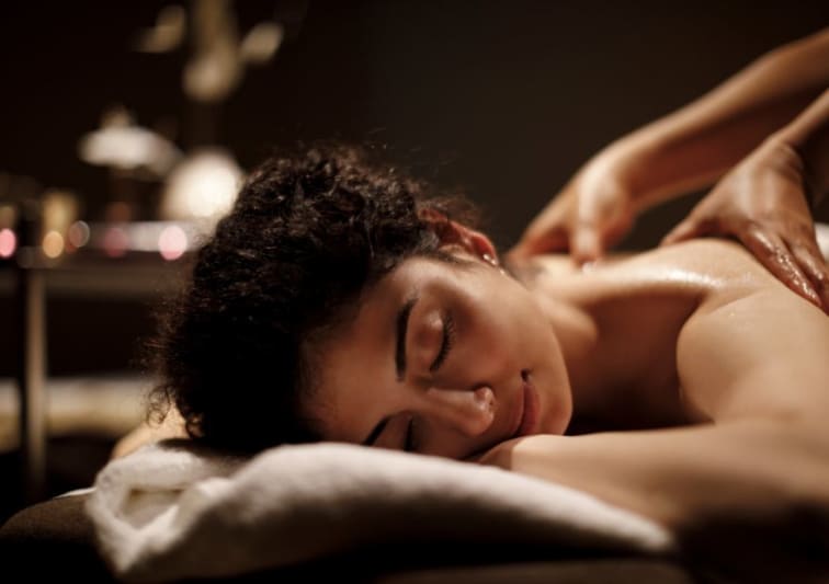 Mulher realizando massagem no Anantara Spa São Paulo localizado no Tivoli Mofarrej São Paulo