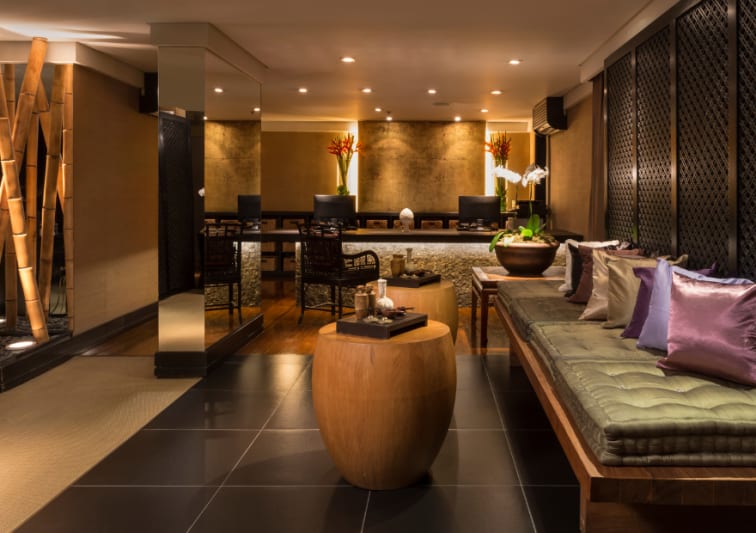 Anantara SPA localizado no hotel Tivoli Mofarrej São Paulo, recepção com sofá aconchegante e almofadas coloridas