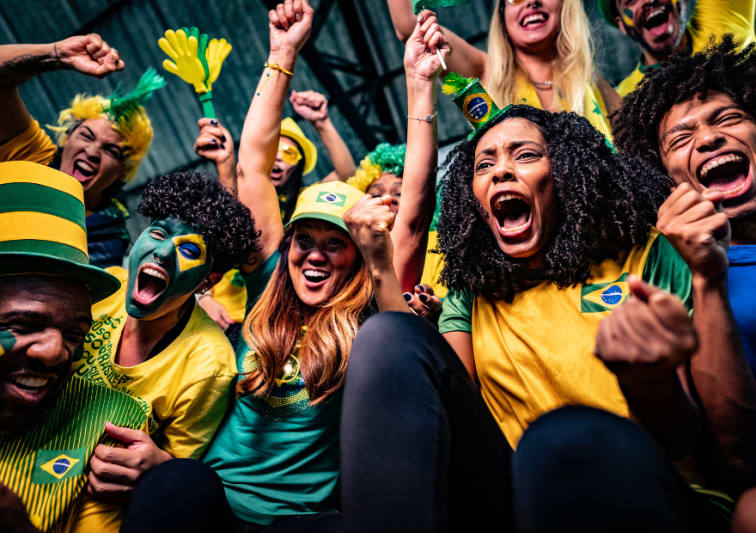 jogadores vibrando com jogo do brasil