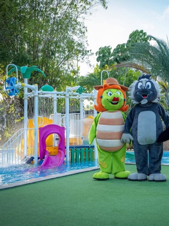 Turma do Jornaleco a beira da piscina infantil do Tivoli Ecoresort